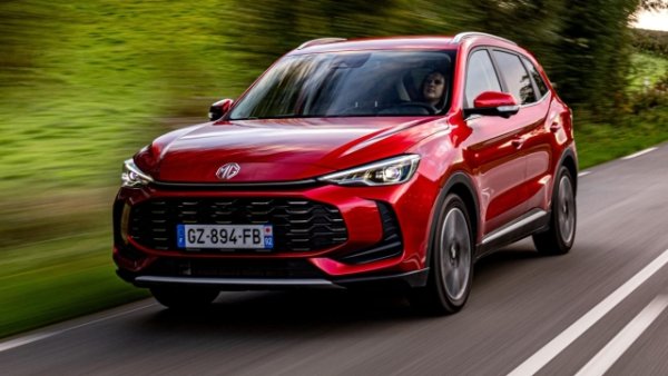 Версиите Standard , Comfort и Luxury са налични при новия MG ZS Hybrid+. През 2024 година всъщност британската компания, собственост на китайската група Saic Motor, обогати гамата си. Но бензиновите и напълно електрическите варианти все още са налични. 

Новото е въвеждането на B-SUV с пълно хибридно задвижване, състоящо се от 1,5-литров атмосферен четирицилиндров двигател с вътрешно горене със 197 к.с. Той е комбиниран с тристепенна автоматична трансмисия, докато батерията се намира под тялото е с капацитет 1,83 kWh . 

Според компанията разходът на гориво в комбинирания WLTP цикъл е между 5 и 5,1 л/100 км. Спринтът от 0 до 100 км/ч отнема 8,7 секунди , а максималната скорост е 168 км/ч. 

Размерите са 4440 мм дължина, с междуосие 2610 мм , широчина 1818 мм и височина 1635 мм, докато багажникът има товарен капацитет от 443 литра. Вози удобно петима души.